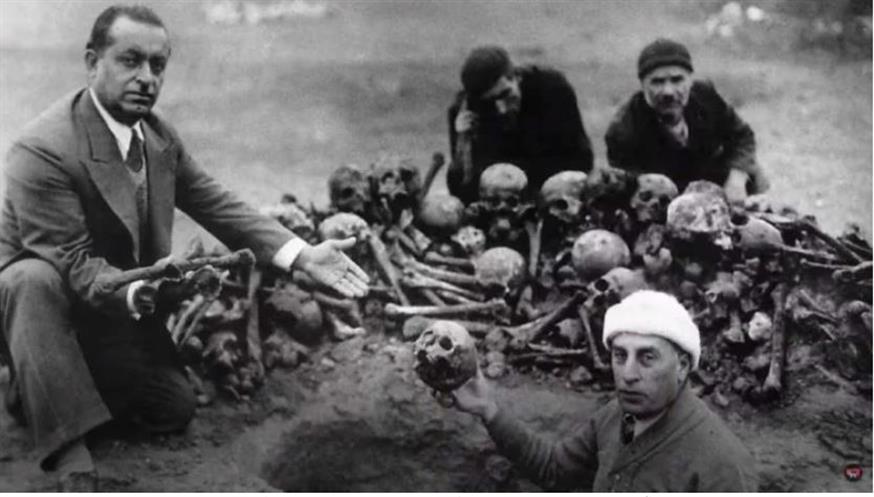 Οστά θυμάτων της Γενοκτονίας των Αρμενίων από την περιοχή Ντέιλ αλ Ζορ της Συρίας (πηγή: Τρέιλερ της ταινίας «Νέα πατρίδα»)