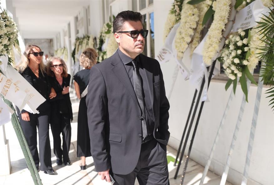 Κηδεία Δημήτρη Κωνσταντάρα: Συγκίνηση στο τελευταίο αντίο του γνωστού δημοσιογράφου