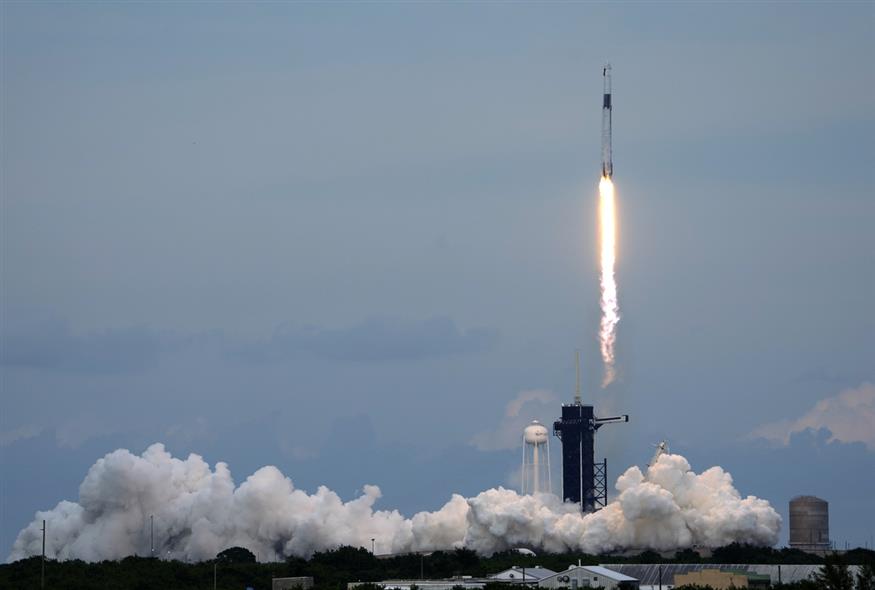 Πύραυλος της SpaceX εκτοξεύτηκε στο Διάστημα - Εντυπωσιακές εικόνες (AP Photo)
