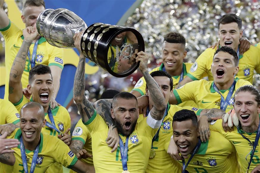 Ο αρχηγός (και MVP) Ντάνι Αλβες σηκώνει το ένατο Copa America στην ιστορία της Βραζιλίας (AP Photo/Andre Penner)