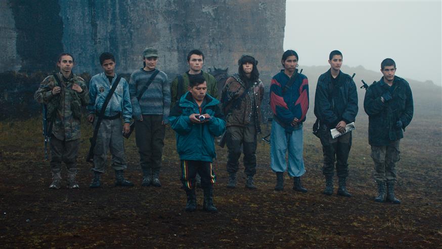 Σκηνή από την ταινία «Οι Monos» του Αλεχάντρο Λάντες που μας μεταφέρει σε ένα απόκοσμο χρονικό επιβίωσης στην ζούγκλα της Κολομβίας