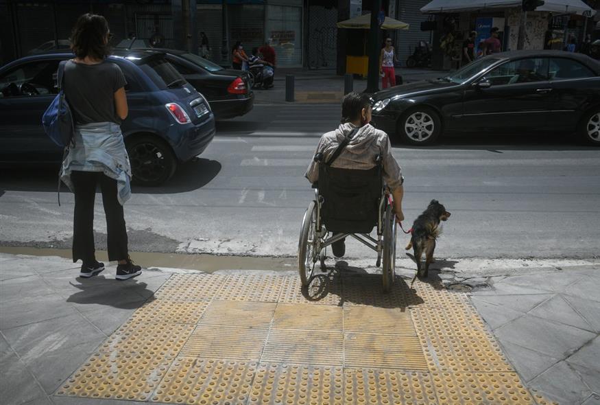 Άτομο με αναπηρικό αμαξίδιο στο κέντρο της Αθήνας / ΤΑΤΙΑΝΑ ΜΠΟΛΑΡΗ / EUROKINISSI