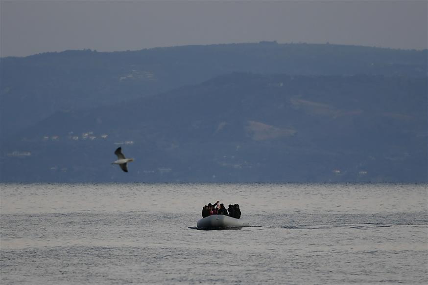 Βάρκα με πρόσφυγες - μετανάστες στη θάλασσα (AP Photo/Michael Varaklas)
