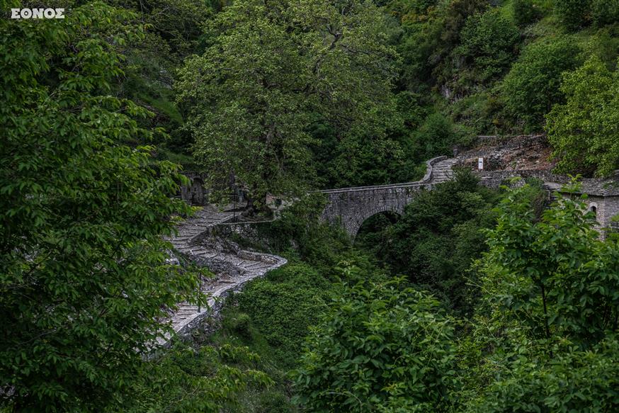 Η είσοδος στο χωριό Συρράκο (Μάγδα Μπακούση/ethnos.gr) Η είσοδος στο χωριό Συρράκο (Μάγδα Μπακούση/ethnos.gr)