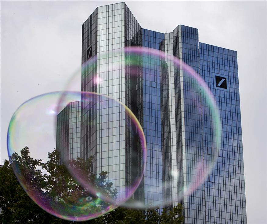 Το κτίριο στο οποίο στεγάζονται τα γραφεία της Deutsche Bank στη Φρανκφούρτη (AP Photo/Michael Probst)