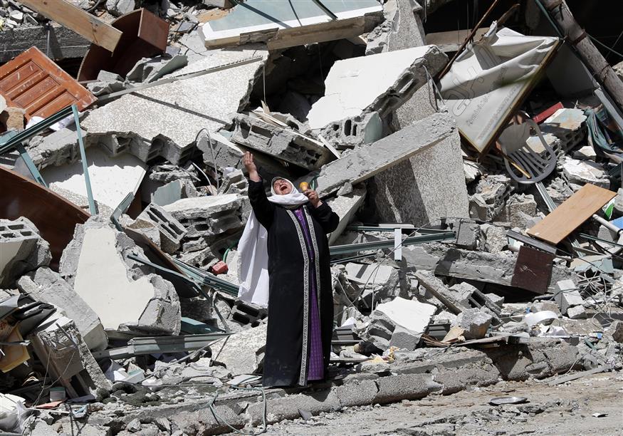 Παλαιστίνια θρηνεί μπροστά από συντρίμμια - Δεκάδες νεκρά παιδιά (Ap Images)