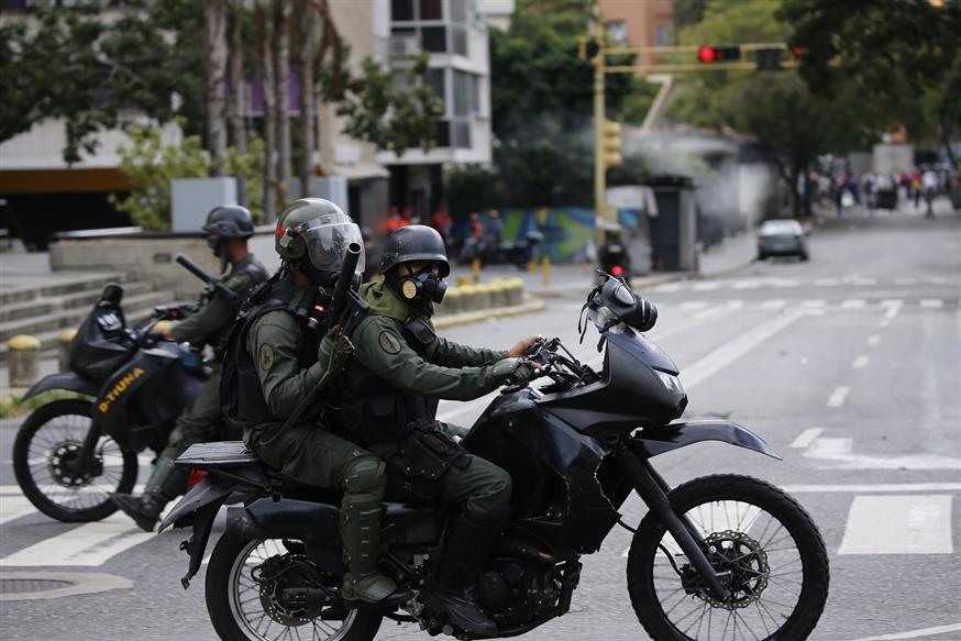 Φωτογραφία από τα επεισόδια στο Καράκας με άντρες του στρατού πάνω σε μηχανές (AP)