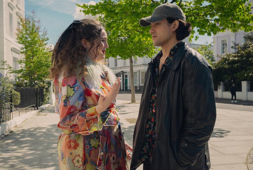 Το ρομάντζο μεταξύ της Jessica και του Felix είναι μελαγχολικό, αμήχανο, με στιγμές που σε κάνουν να γελάς αλλά και να συγκινείσαι (Copyright: Netflix)