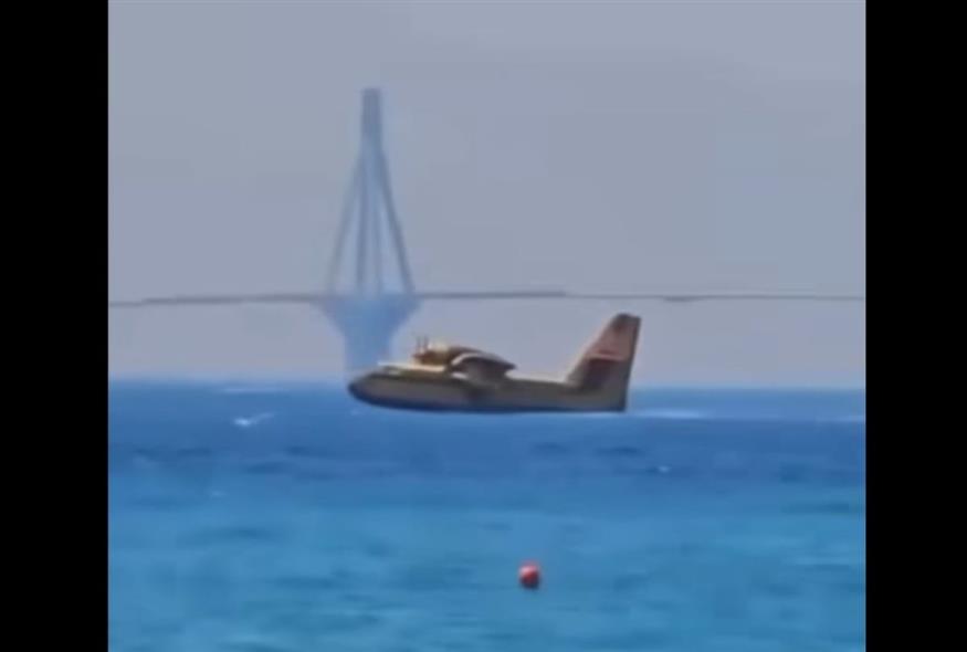 Canadair που επιχειρεί στη φωτιά στην Αχαΐα (FACEBOOK)