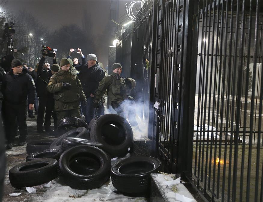 Ενταση έξω από την πρεσβεία της Ρωσίας στο Κίεβο (AP/Efrem Lukatsky)