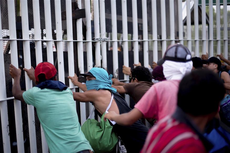 Πρόσφυγες από την Κεντρική και Λατινική Αμερική στα μεξικανικά σύνορα (AP/Santiago Billy)
