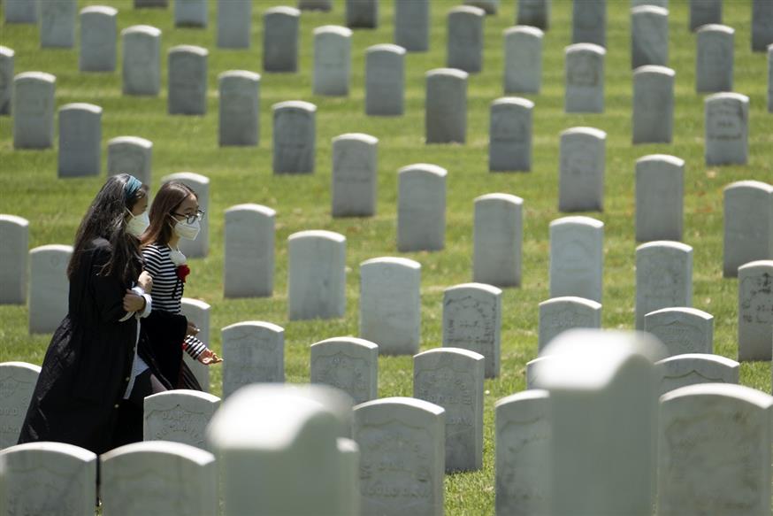 Το κοιμητήριο του Λος Αντζελες, που χτυπήθηκε και αυτό από την πανδημία (AP Photo/Richard Vogel)