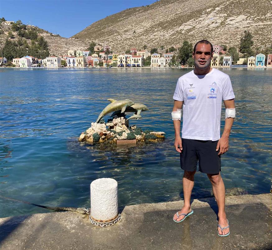 O Σπύρος Χρυσικόπουλος κουρασμένος αλλά δικαιωμένος στο λιμάνι του Καστελόριζου
