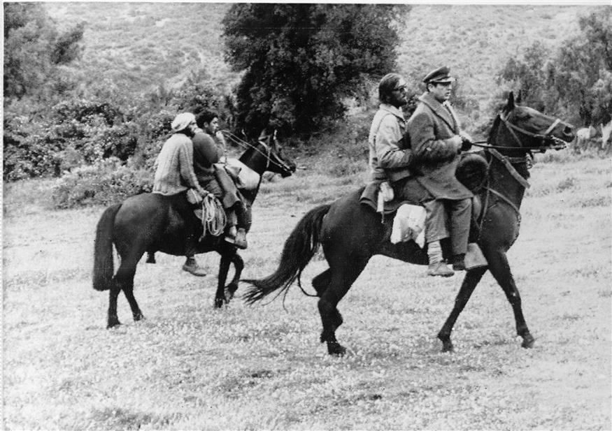 Η έφιππη αστυνομία της Χιλής φέρνει τον Κανέσα στο άλογο στα αριστερά, και τον Παράδο, πίσω δεξιά. /Copyright Ap Photos