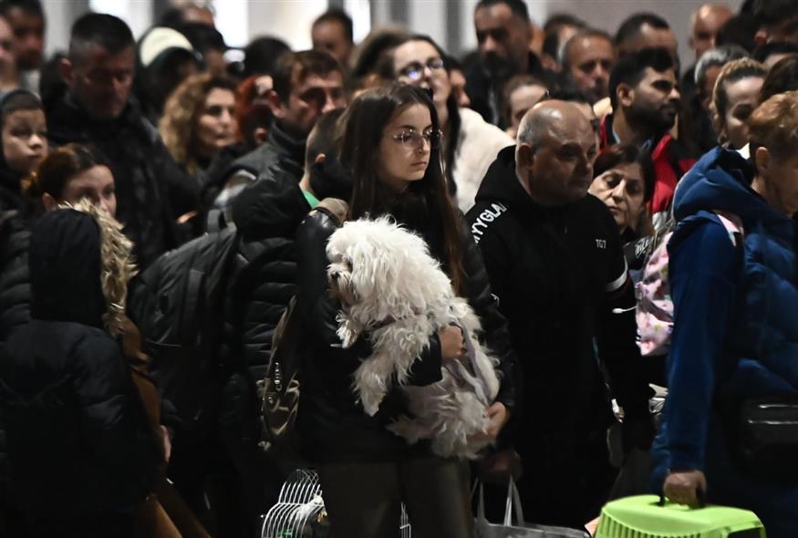 Σαντορίνη: Οι κάτοικοι παίρνουν παιδιά, κατοικίδια και απαραίτητα και φεύγουν - Σε σκηνές και αυτοκίνητα όσοι παραμένουν