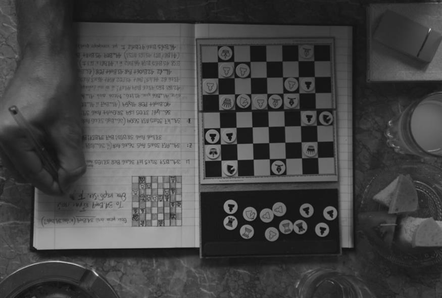 Πανελλήνιον «Η επιλογή του ασπρόμαυρου συμβολίζει την αίσθηση του ακίνητου χρόνου, τη προστασία από τον έξω κόσμο και συγχρόνως τον εγκλωβισμό, δεν θα μπορούσε να αποδοθεί αλλιώς· το ίδιο και οι μορφές των ηρώων, ιδίως στα κοντινά τους που έχουν βαρύνοντα ρόλο στην ταινία»