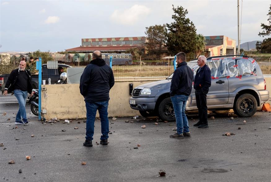 Αγρότες στο αεροδρόμιο στο Ηράκλειο (ΣΤΕΦΑΝΟΣ ΡΑΠΑΝΗΣ/EUROKINISSI)