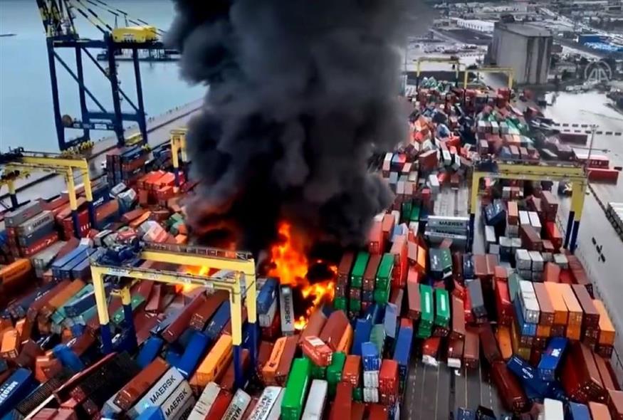 Μετά τον ισχυρότατο σεισμό, φωτιά έπληξε το λιμάνι της πόλης Ισκεντερούν στην Τουρκία (Video Capture)