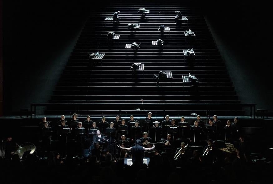 Το «Ρέκβιεμ για το τέλος του έρωτα» του Γιώργου Κουμεντάκη πρωτοπαρουσιάστηκε το 1995, στο παλαιό εργοστάσιο της ΔΕΗ στο Νέο Φάληρο (Copyright: Γιούλιαν Μόμμερτ)