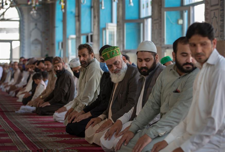 Προσευχή πιστών στο Πακιστάν εν μέσω κορονοϊού /AP Images