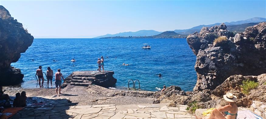 Στη Γνώσπη συναντιούνται για βουτιές οι ντόπιοι με τους μόνιμους παραθεριστές | © Χριστίνα Τσαμουρά