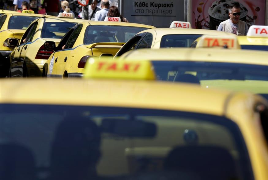 Ταξί στην Αθήνα (AP Photo/Thanassis Stavrakis)