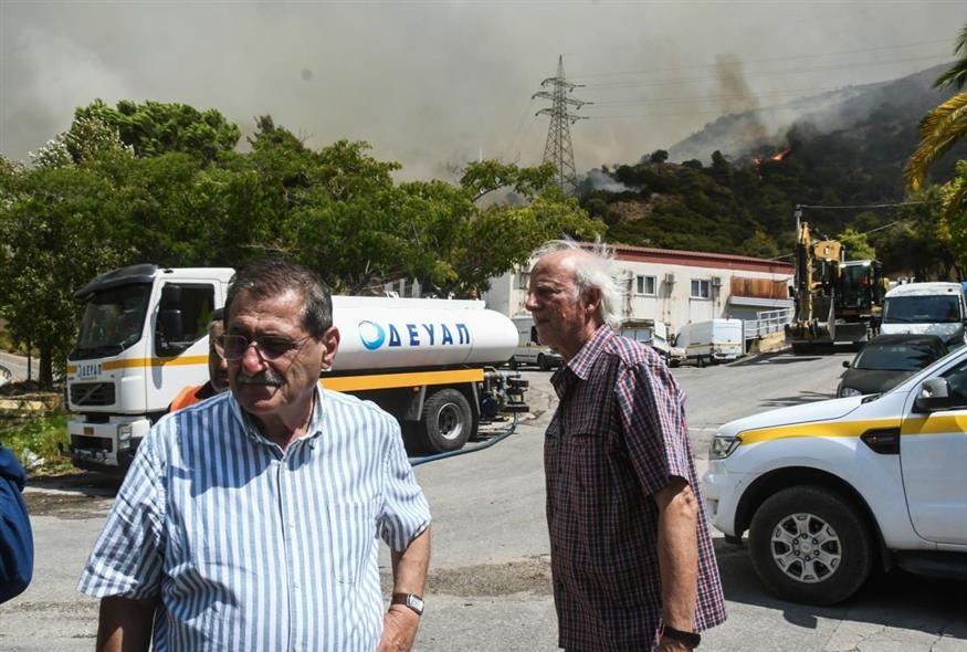 Ο Κώστας Πελετίδης στο μέτωπο της φωτιάς στην Πάτρα (Eurokinissi)