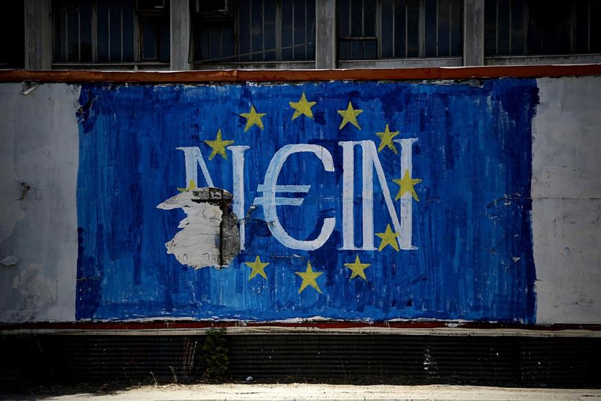 Γκράφιτι με το «Όχι», στα Γερμανικά και με Ευρώ, σε τοίχο της Αθήνας την Τρίτη 18 Αυγούστου 2015. Ποιος ξεχνά εκείνες τις ημέρες; (EUROKINISSI/ΣΤΕΛΙΟΣ ΜΙΣΙΝΑΣ)
