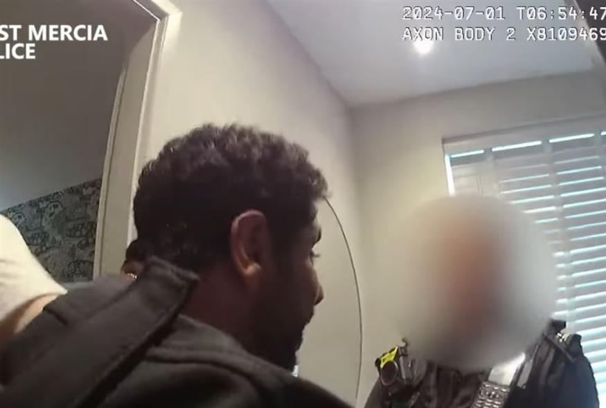 Η στιγμή που αστυνομικοί μπαίνουν στο σπίτι του ζευγαριού το βράδυ της δολοφονίας