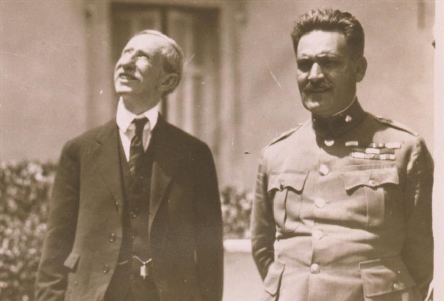 Ο Στυλιανός Γονατάς δεξιά και αριστερά ο δημοσιογράφος Φρανκ Κάρπεντερ