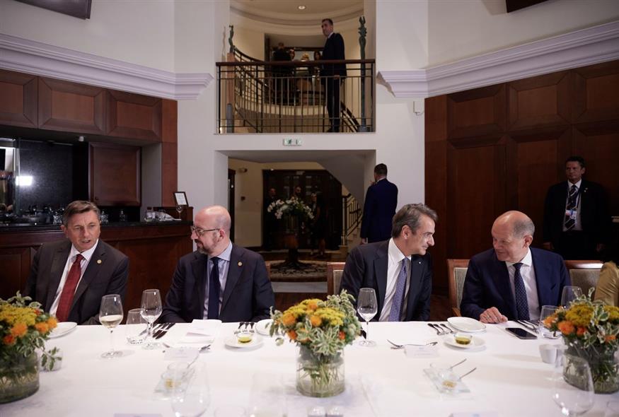 Στιγμιότυπο από το γεύμα, στο περιθώριο της Συνόδου Κορυφής/ΓΡ.ΤΥΠΟΥ ΠΡΩΘΥΠΟΥΡΓΟΥ ΔΗΜΗΤΗΣ ΠΑΠΑΜΗΤΣΟΣ/EUROKNISSI