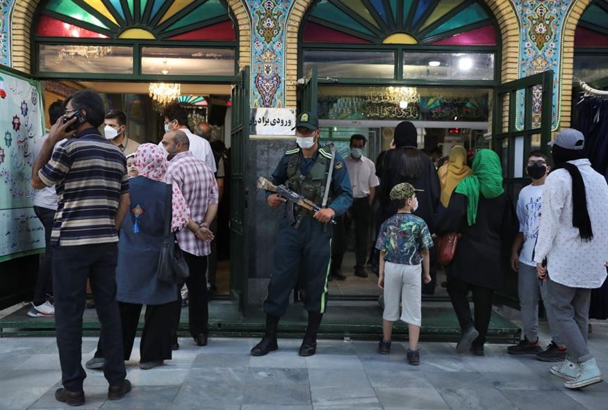 Αστυνομικός ανάμεσα σε πλήθος στο Ιράν (AP Photo/Vahid Salemi)