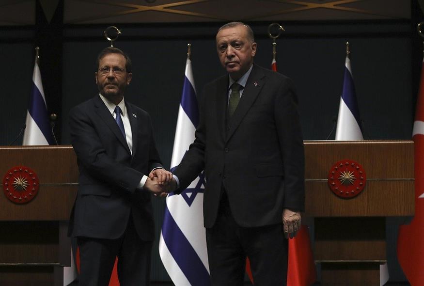 Ο τούρκος πρόεδρος με τον ισραηλινό ομόλογό του (φωτογραφία αρχείου / Associated Press)