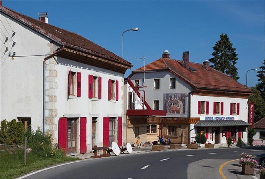 Ξενοδοχείο βρίσκεται το μισό στην Ελβετία και το άλλο μισό...στη Γαλλία/Twitter