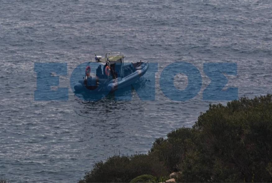 Η στιγμή της επιχείρησης ανάσυρσης της σορού του 34χρονου δύτη στη Βουλιαγμένη Η στιγμή της επιχείρησης ανάσυρσης της σορού του 34χρονου δύτη στη Βουλιαγμένη