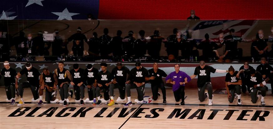 Οι παίκτες των Λέικερς και των Κλίπερς γονάτισαν στην ανάκρουση του εθνικού ύμνου (Mike Ehrmann/Pool Photo via AP)