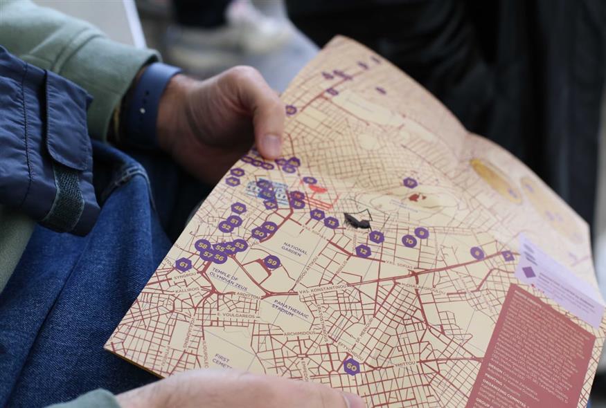 Open your map (Copyright: Yiannis Ampatziadis)