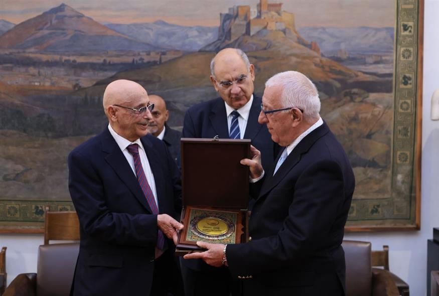 Φωτογραφία από τη συνάντηση (ΦΡΟΣΩ ΚΑΝΕΛΛΙΔΟΥ/ ΓΡΑΦΕΙΟ ΤΥΠΟΥ ΒΟΥΛΗΣ ΤΩΝ ΕΛΛΗΝΩΝ)