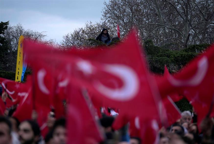 Τουρκικές σημαίες (AP Photo/Khalil Hamra)