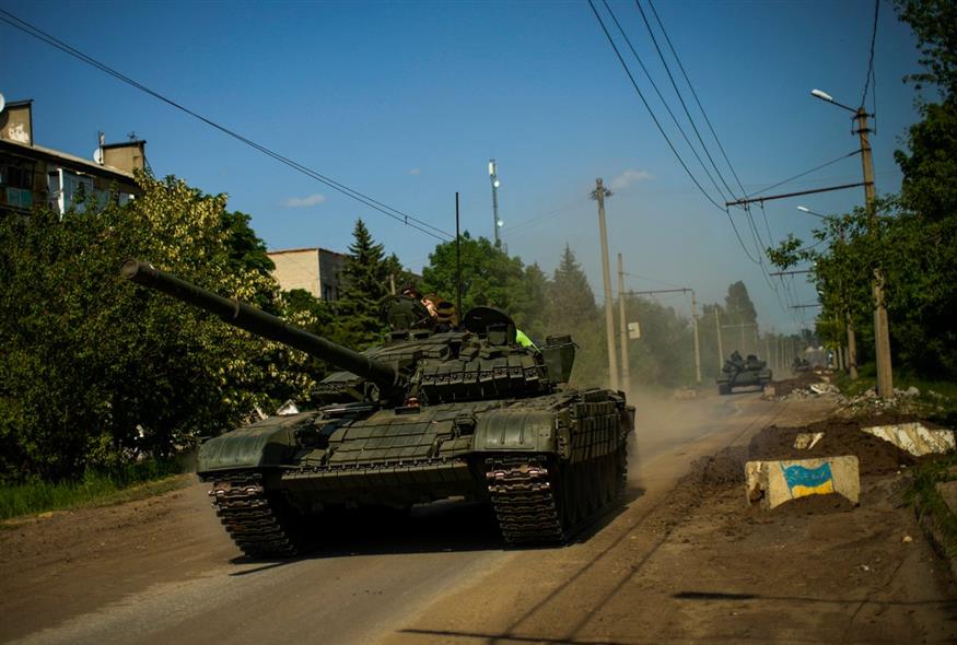 Ουκρανικά άρματα μάχης κινούνται στην περιοχή του Ντονέτσκ, στην ανατολική Ουκρανία/AP Photo/Francisco Seco