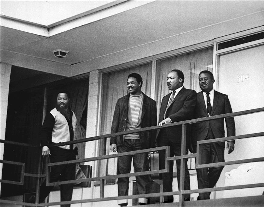 Ο Μάρτιν Λούθερ Κινγκ (δεύτερος από δεξιά) στο μπαλκόνι όπου την επομένη ημέρα θα τον βρει η μοιραία σφαίρα/ copyright: AP PHOTOS