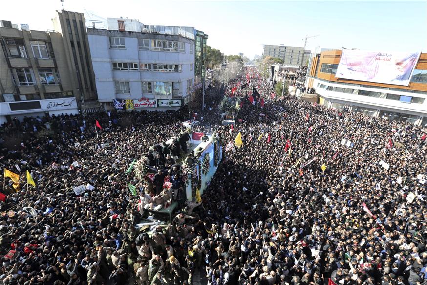 Πλήθος Ιρανών θρηνεί τη δολοφονία Σουλεϊμανί/(AP Photo)