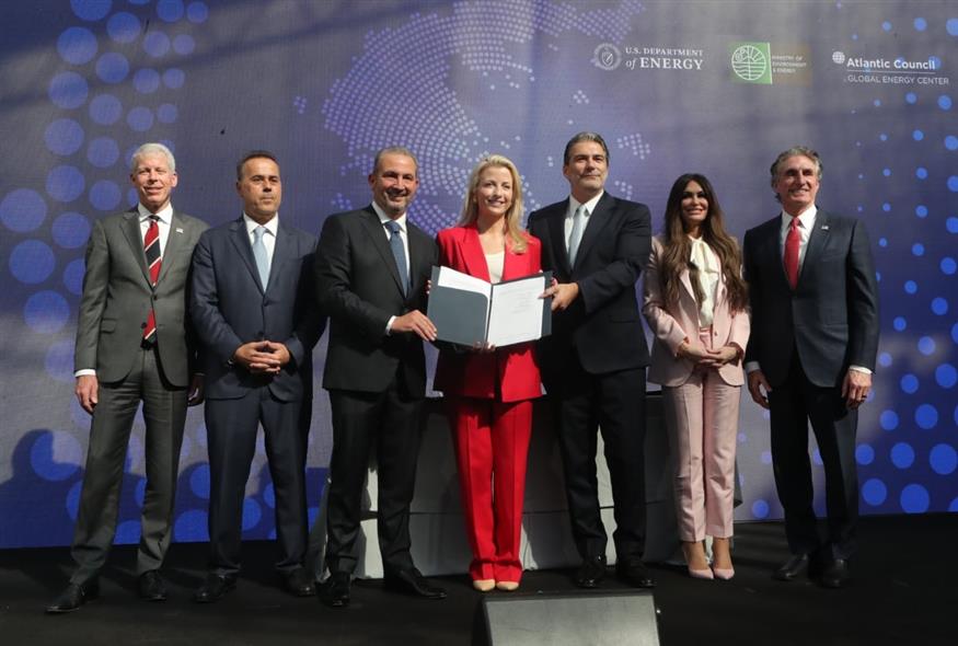 Οι υπογραφές για το υγροποιημένο φυσικό αέριο (Eurokinissi)