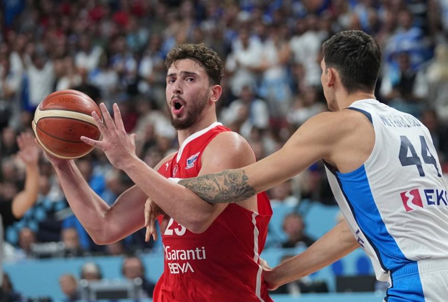 Σενγκούν - Μίτογλου στον αγώνα Ελλάδας - Τουρκίας  (AP Photo/Sergei Grits)