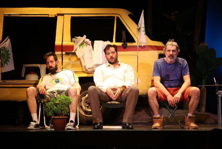 Στην παράσταση «Ας περιμένουν οι γυναίκες» πρωταγωνιστούν οι Τάσος Τζιβίσκος, Νικόλας Βασιλειάδης και Πέτρος Λαγούτης (Copyright: Νάκης Γιώργος)