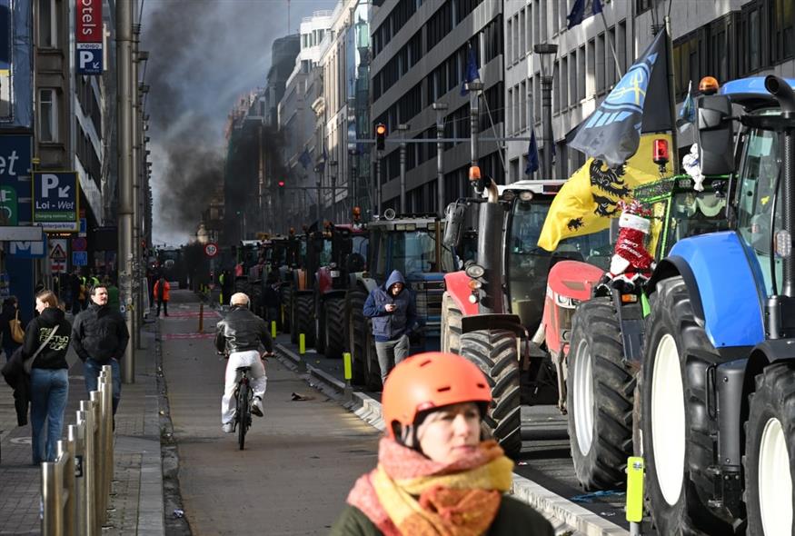 Πεδίο μάχης οι Βρυξέλλες και άγρια καταστολή για τους αγρότες (INTIME) Πεδίο μάχης οι Βρυξέλλες και άγρια καταστολή για τους αγρότες (INTIME)