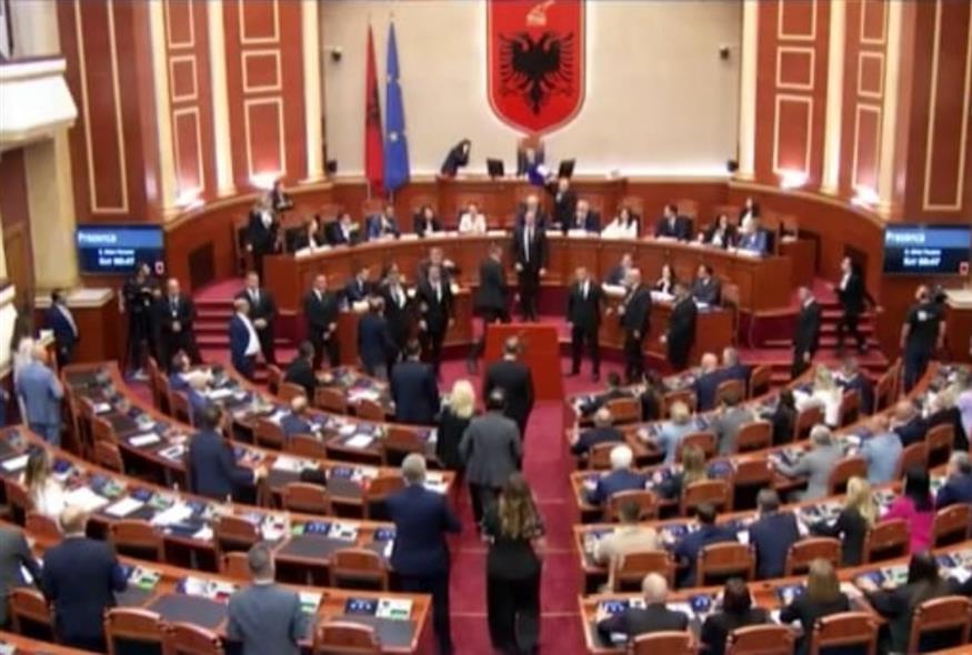 Χάος επικράτησε στο κοινοβούλιο της Αλβανίας (X)