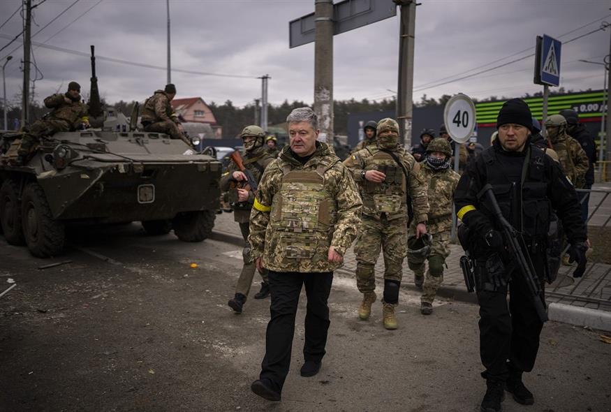 Ο πρώην πρόεδρος της Ουκρανίας, Πέτρο Ποροσένκο, στα περίχωρα του Κιέβου (Associated Press)