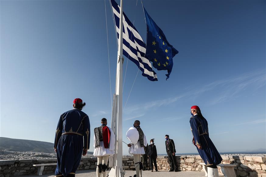 Ημέρα της Ευρώπης - Οι σημαίες στον Ιερό Βράχο της Ακρόπολης (ΙΝΤΙΜΕ)