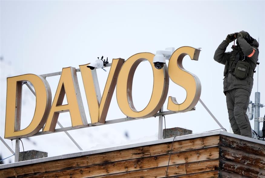 Ένας αστυνομικός στέκεται στην κορυφή ξενοδοχείου του Νταβός (AP Photo/Markus Schreiber)